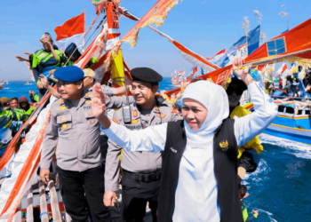 Gubernur Jatim Petik Laut di Kraksaan Probolinggo, Bersama Ribuan Warga