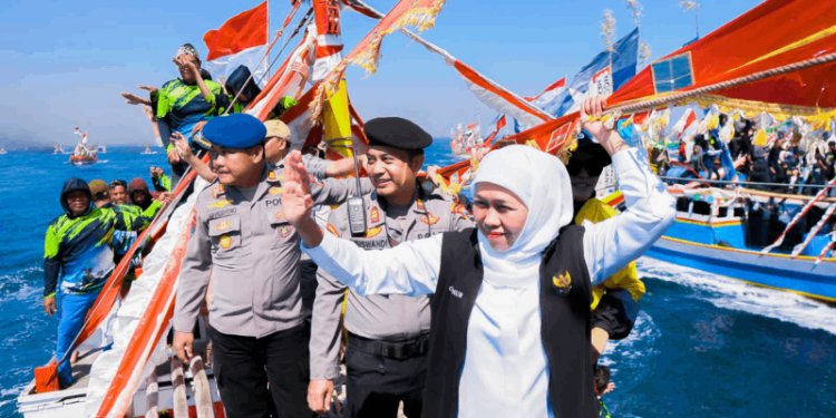 Gubernur Jatim Petik Laut di Kraksaan Probolinggo, Bersama Ribuan Warga