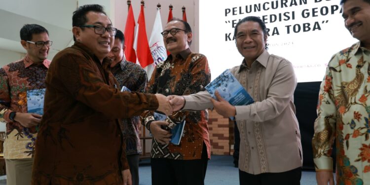 Berkontribusi Atas Pembangunan Pers, Pj Gubernur Banten Al Muktabar Raih Anugerah Sahabat Pers SMSI