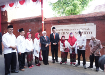 HUT Pemprov Jatim ke-78, Gubernur Khofifah Ziarah ke Makam Gubernur Suryo