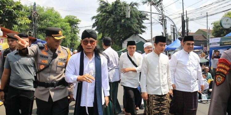 Gibran Hadir di Haul Habib Solo, Jemaah Antusias Menyapa sambil Berfoto
