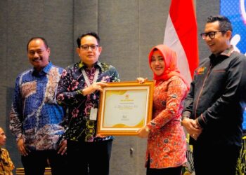 Bupati Mojokerto Raih Penghargaan KONI Jatim Award 2023