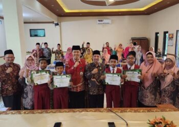 Menuju KSM Nasional, Kakankemenag Kota Blitar Lepas 4 Siswa Menuju Maluku Utara