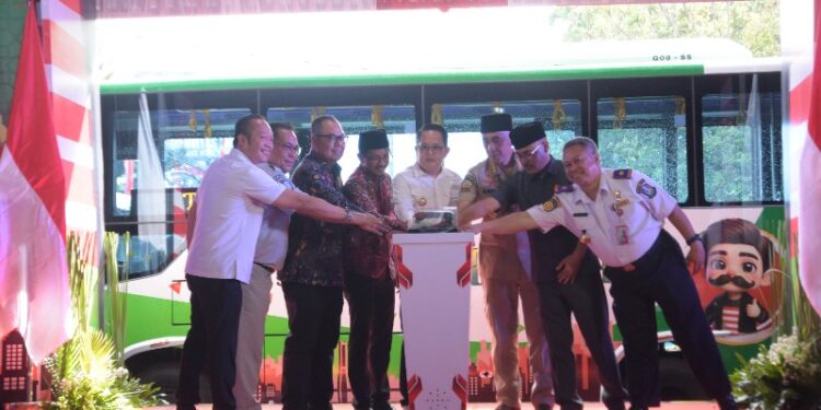 Pj. Gubernur Adhy Luncurkan Bus Transjatim Koridor V ‘Cakraningrat’
