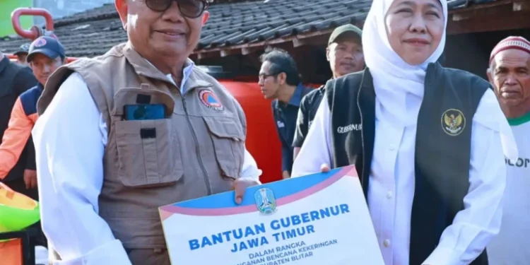 Khofifah Salurkan 120 Ritase Air Bersih untuk Warga Terdampak Kekeringan di Blitar