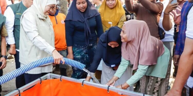 Khofifah Salurkan Bantuan Air Bersih untuk 19.837 Warga Terdampak Kekeringan di Pasuruan